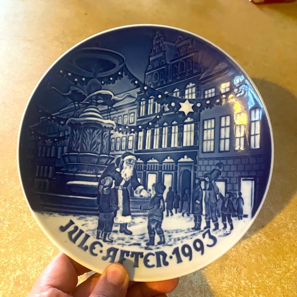 B & G Father Christmas in Copenhagen Christmas Plate 1993